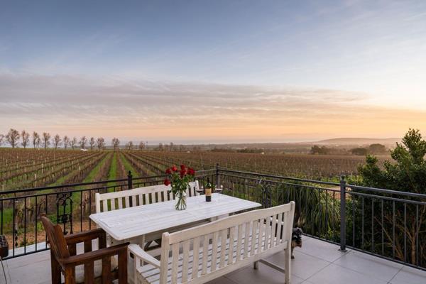 EXCLUSIVE JOINT MANDATE - SPECTACULAR views of the vineyards and sea within a Secure Estate.

Exclusive and elegant living on the edge ...