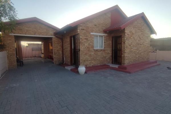 3 Bedroom house situated in Meriting Ext 3 close to schools, the house is spacious.Simple access to R510 ,Boitekong Mall , public ...