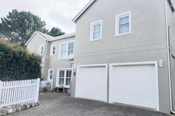 A gorgeous 4 bedroom all ensuite family home set in a quiet cul-de-sac on a secure exclusive golf estate.

This charming spacious home ...