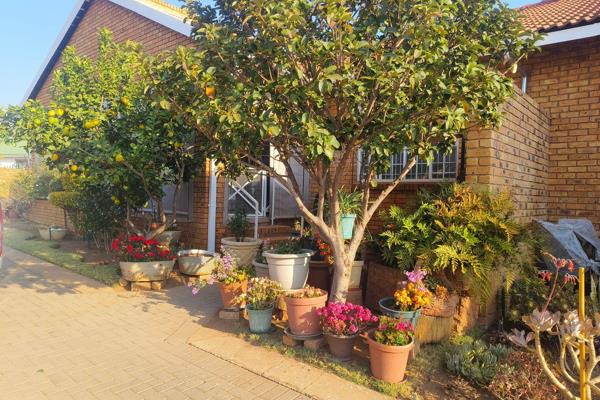 Welcome to this lovely 2-bedroom, 1-bathroom home located in a secure complex in Cullinan. This well-maintained property offers a ...