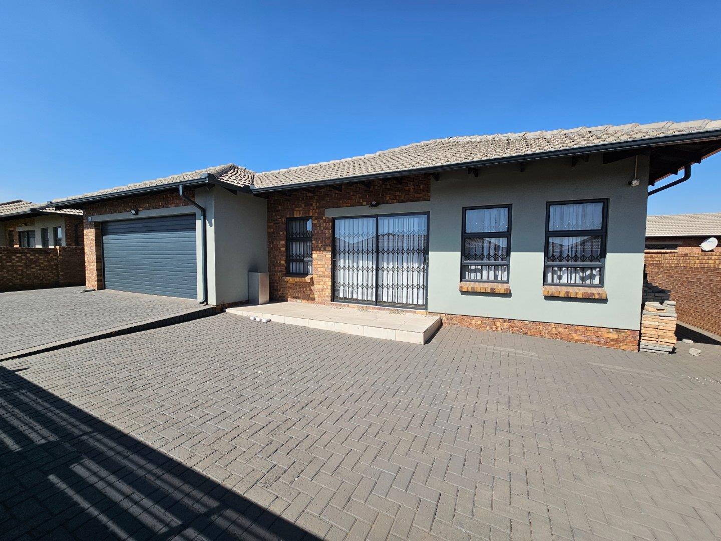 3 Bedroom Townhouse for sale in Die Heuwel Ext 4 - P24-114821661