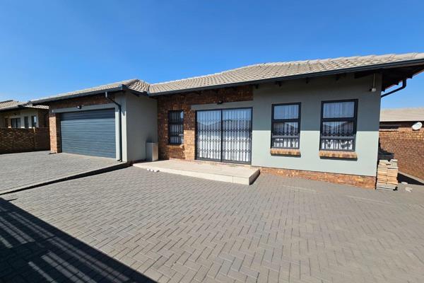 Townhouse for sale 
Die heuwel. Witbank 
R1 720 000

Erf 501
Levies R850
Rates n taxes R 1800 

3 bedrooms 
2 bathrooms 
Lounge ...