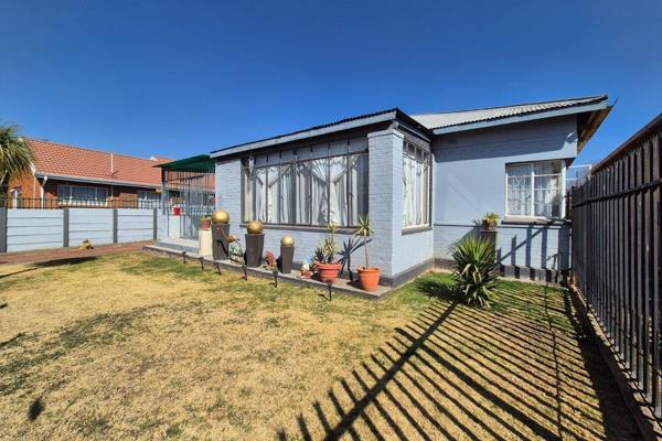 Sole mandate !!!!!!!!!!!!!!

Urgent sale!!!!!!!!!

This stunning house is situated close to the N12 Highway, Spring Gate Mall ...