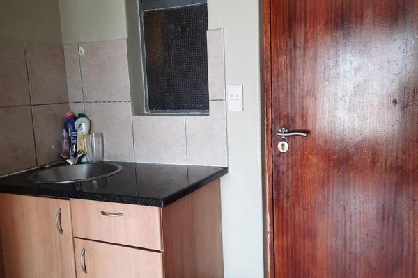 A Spacious 2 Bedroom Apartment available at 28 Stanley - Braamfontein Werf.

The apartment has a large kitchen with built-in cupboards. ...