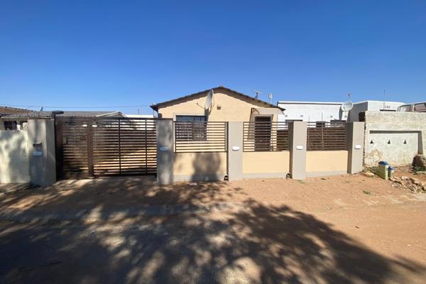 It was a two bedroom (they made another bedroom a dining room)
Kitchen
Dining room
Bathroom
Toilet 
Ceiling 
Tiled
Spacious ...