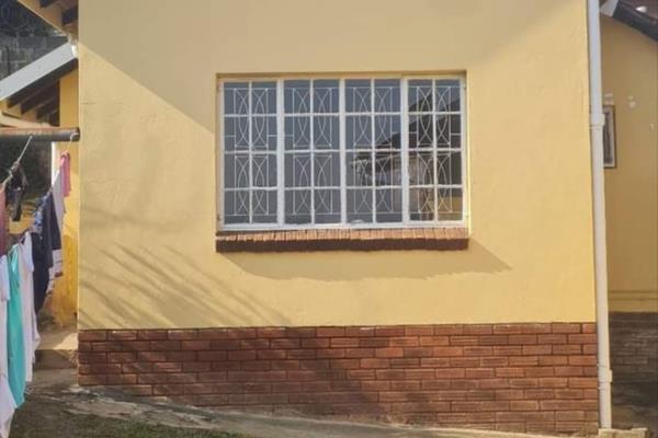 One bedroom granny cottage available immediately in Raisethorpe. Prepaid electricity and excluding water.  Deposit of R 3500 required.