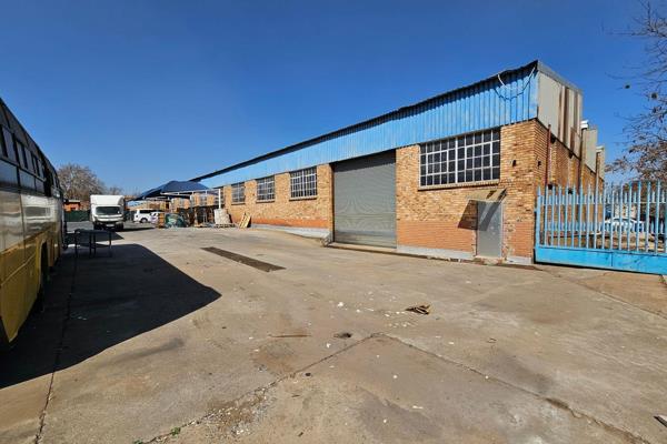 This neat 2221m2 warehouse is available To Let in a safe and secure park in the popular ...