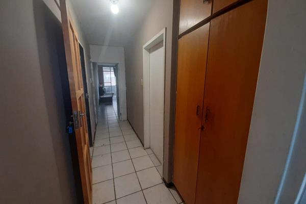 Ideal for personal use or investment, this freshly renovated bachelor unit offers modern living in the heart of Bloemfontein. The ...