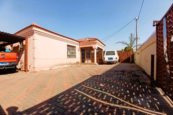 4 Stunning bedroom house for sale at Soshanguve block GG
This beautiful house Consist of Flatlet with two outside bedrooms and ...