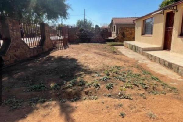 4 room  house in Soshanguve block L that is allocated in buzy area and also close to complex 
mall 25 minutes walk to tut university ...