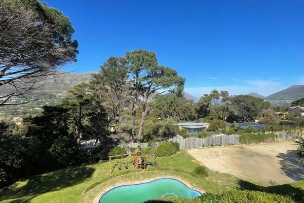 Please watch the video. 

Beautiful views down the valley to the Bay. Well located corner acre in Victorskloof, Hout Bay. 

Enjoy space and views with endless application. Sub division is possible, opening up further opportunities. 

The main house has 4 bedrooms and ...