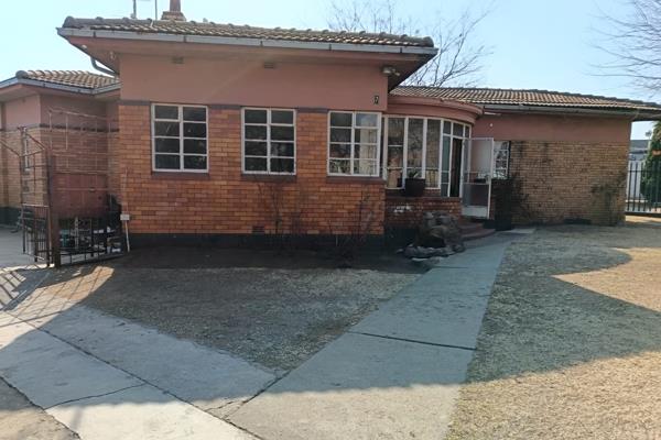 This Golden oldie is close to  Main Routes.

This property is offering:
* Three ...