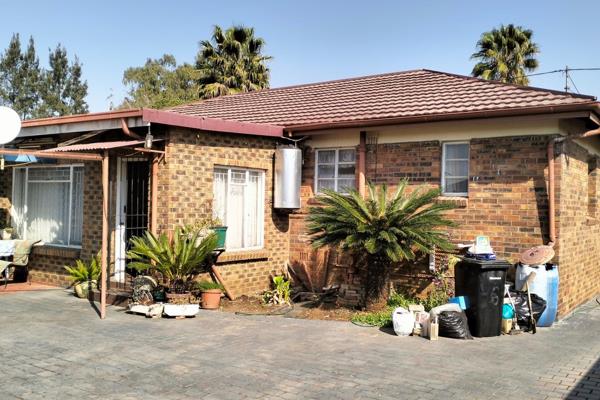 This home is nicely situated within 1km of Springs gate shopping complex and schools.

MAIN HOUSE

- Facebrick with harvey tiled ...