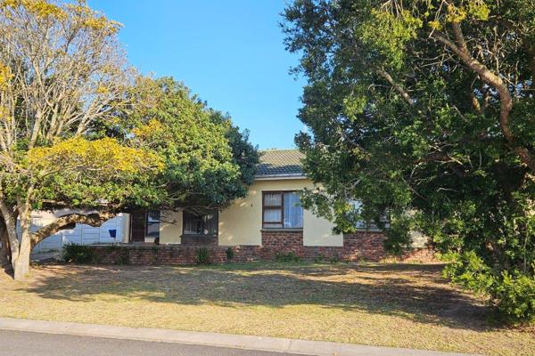 This well-located house is ready for a family to call it their home. With a bit of love and care, you can turn this duckling into a ...