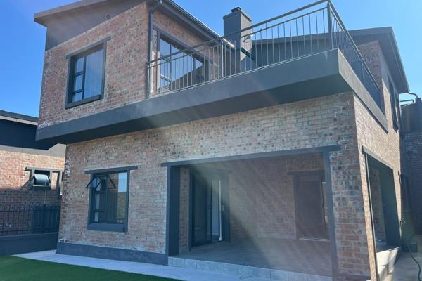 Newly built luxury home in Island View Mossel Bay with stunning sea views.
*Large open plan living are with a braai on the patio.
*3 ...