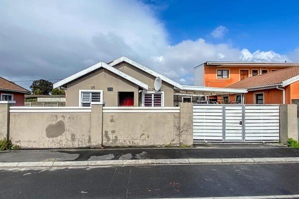 Welcome to your new home in the sought-after Umnga crescent, Langa! This well-maintained 2-bedroom house offers the perfect blend of ...