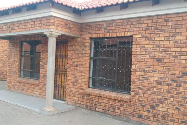 This modern 2 bedroom townhouse is situated in a complex in Rensburg. The complex consists of 5 units, an automated access control gate ...