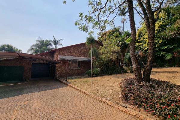 This spacious house with a two bedroom flat, a pool and three garages can be yours. 
It offers a lovely entertainment / braai room ...