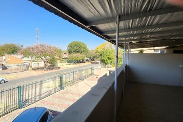 Spacious 3 bedroom, flat to rent close to the CBD area and schools.

This property is on the first floor, safe and very neat.

All ...