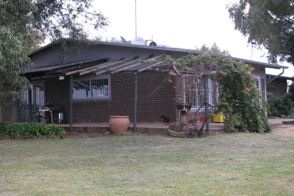 This 8.6 ha Farm is close to the new developing areas in Pretoria East, within a few ...