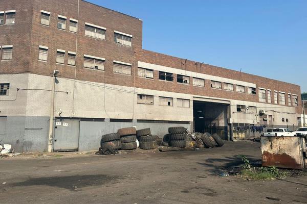 Discover an exceptional opportunity to own a 3,107m&#178; industrial property in the bustling Congella industrial hub. This spacious ...