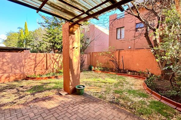 Situated in the vibrant suburb of Sunninghill, this modern ground-floor apartment offers a perfect blend of style, comfort, and ...