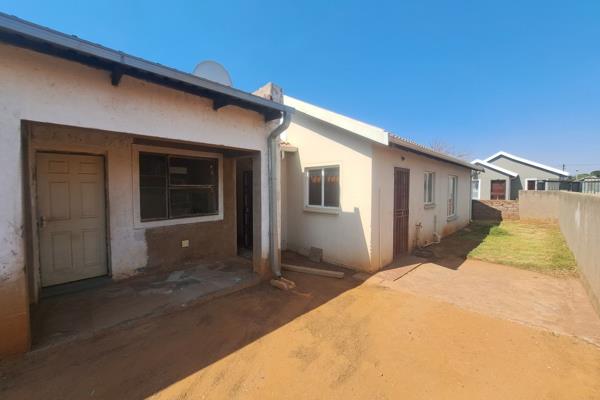 3-bedroom house is located in the vibrant community of Mamelodi, Pretoria. The home features a well-maintained bathroom, offering all ...