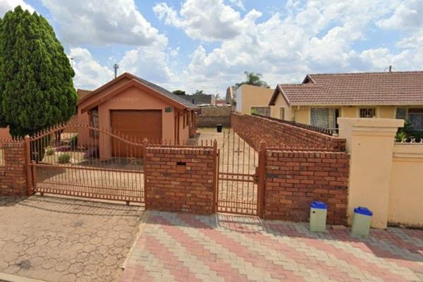 This 3-bedroom house is located in the vibrant community of Mamelodi, Pretoria. The home features a well-maintained bathroom, offering ...