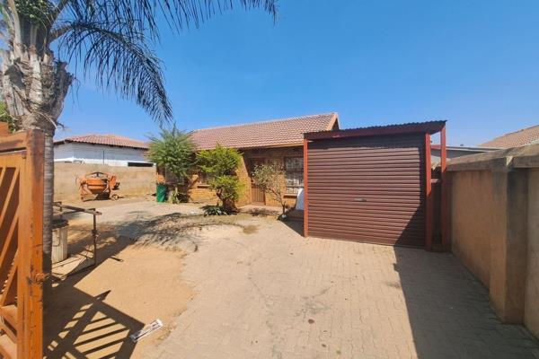 This 3-bedroom house is located in the vibrant community of Mamelodi, Pretoria. The home features a well-maintained bathroom, offering ...