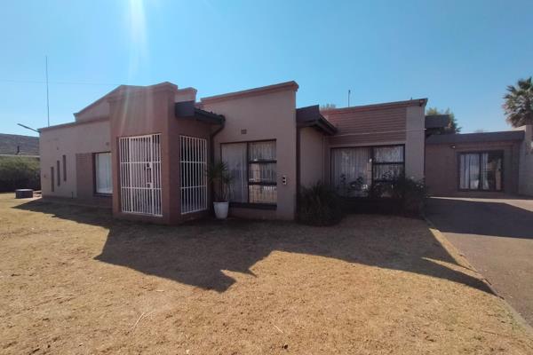 This property features 
Entrance hall leads to an open-plan dining area and a study 
The kitchen has granite tops with an eye-level ...