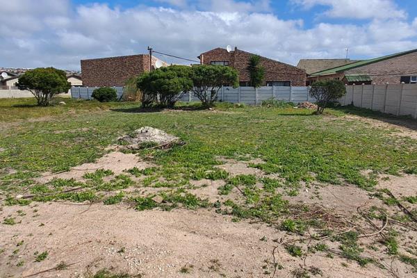 This beautiful  level stand is located in Kabeljauws one of the sought after suburbs of Jeffreys Bay. It is walled on 2 sides and ...