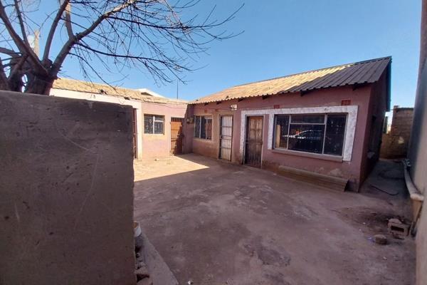 Property for sale in Tswelopele / Tembisa. Main house which converted to 4 rooms plus 3 Outside rooms, 1 Outside Toilet, fully walled ...