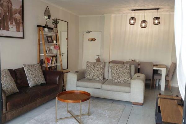 Three-bedroom apartment located in the sought-after Kikuyu Lifestyle Estate in Waterfall. This contemporary home offers a perfect blend ...