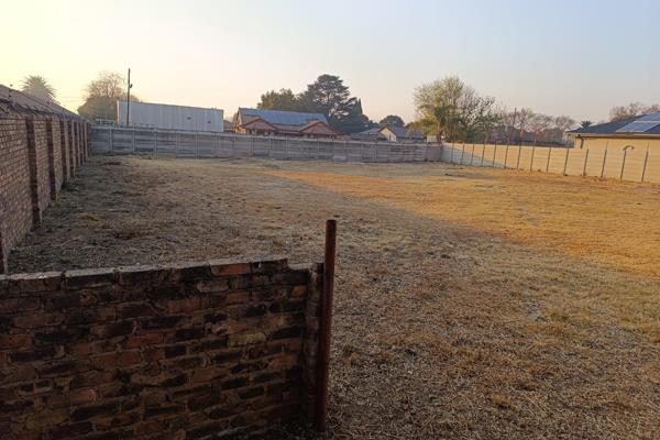 This 1225m&#178; vacant land in Middelburg South presents an exceptional opportunity for development. Conveniently located near local ...