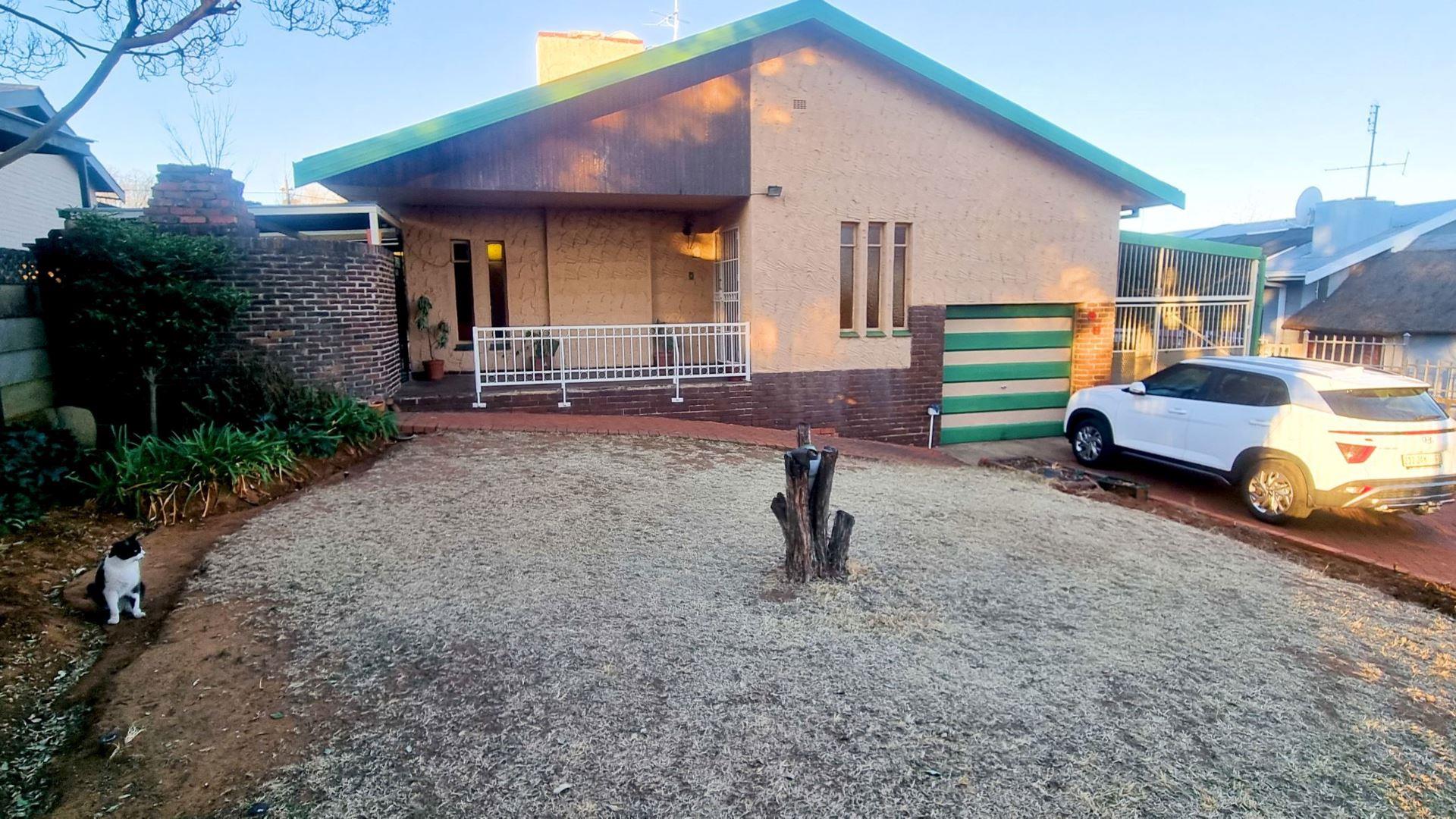 3 Bedroom House for sale in Uitsig - P24-114829227