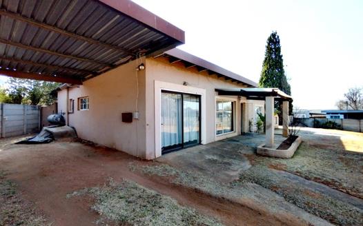 4 Bedroom House for sale in Rensburg