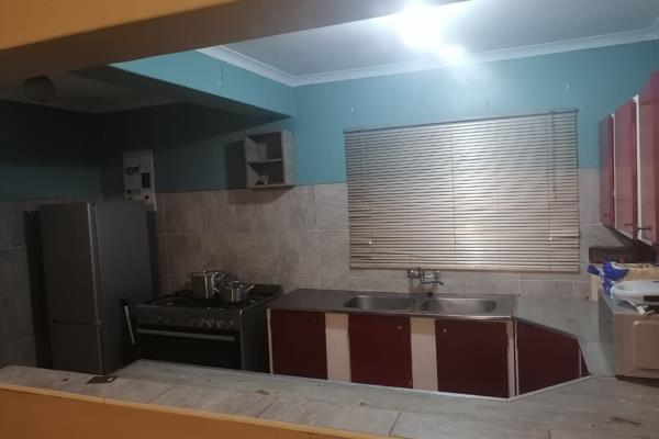 Ground floor 2 bedroom with BIC unit in Vanderbijlpark available. Not to rent!.
1 Bathroom with bath, basin and toilet.
Open plan ...