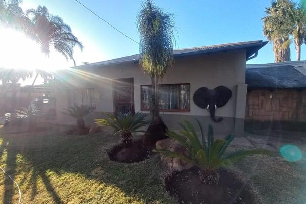 This inviting property in Daspoort offers an incredible opportunity for buyers seeking space, comfort, and versatility. Spanning 991 ...