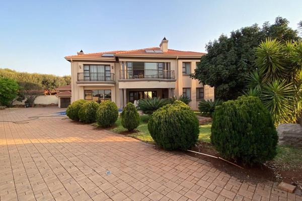 Exquisite 5 Bedroom family home featured in the sought-after Zambezi Country Estate.

Breath-taking double volume entrance hall ...