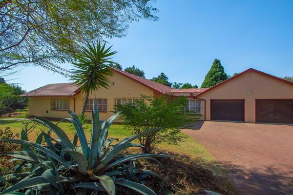 . For sale in Constantia Kloof: a 4-bedroom house featuring 2 bathrooms, a lounge ...