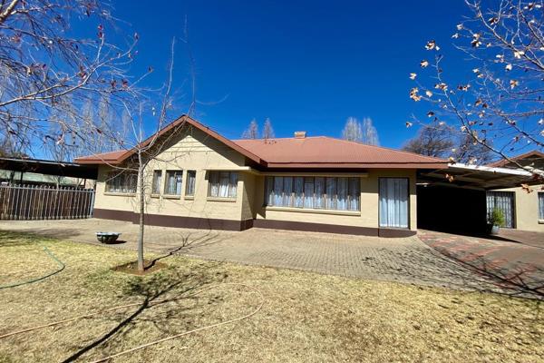 - Situated in the northern suburbs of Bloemfontein, close to shopping complexes and amenities

Exterior:

- Spacious parking area ...