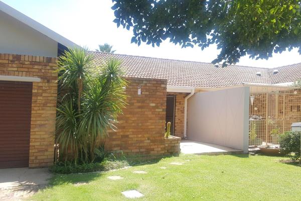 Beautiful two bedroom townhouse in complex, full bathroom with shower and guest toilet separate, wooden kitchen, open - plan lounge. ...