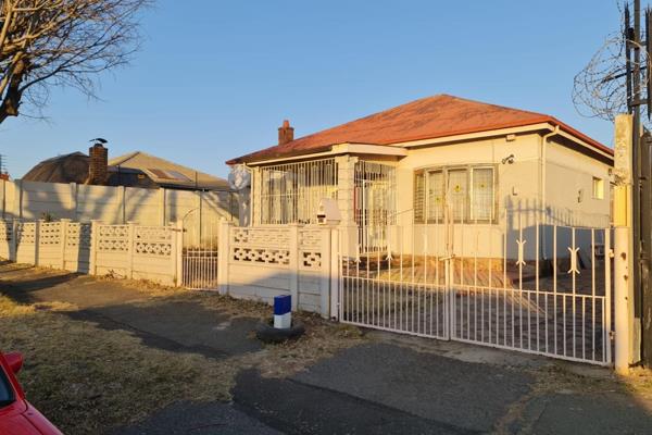 This Lovely Family Home consist of:
3 Spacious Bedrooms, 1 Bath room, Toilet, Basin ...