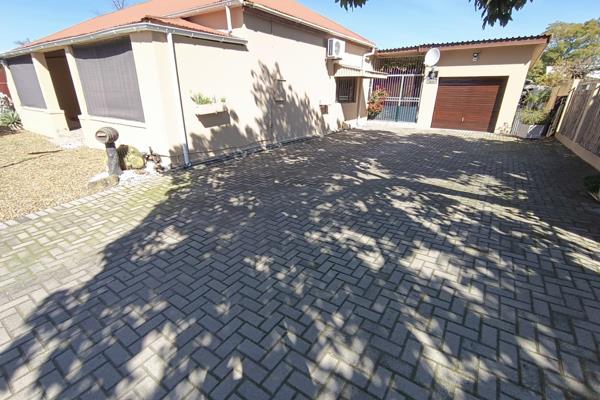 Spacious three bedroom house in southern Paarl.
If you love original wooden floors, doors and doorframes, then this is the house for ...