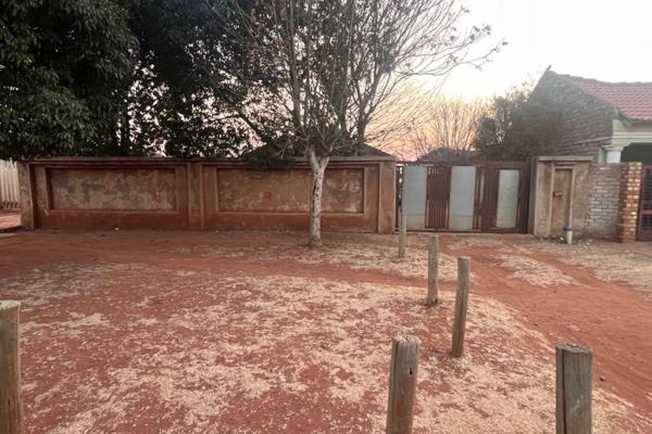 Discover this delightful 2-bedroom home, perfectly situated in the heart of Vosloorus. Both bedrooms are equipped with built-in ...