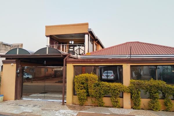 A 5bedroom double storey house.Two bedrooms en suite. A fully fitted modern exquisite kitchen. Open spacious living room. A single ...