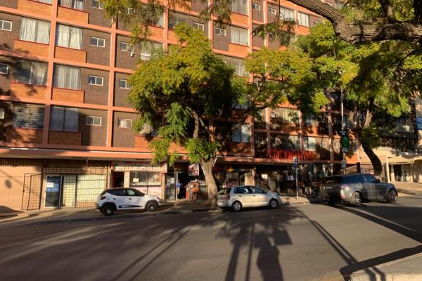 A bachelor apartment in the heart of Pretoria just listed with us.
Next to home affairs ...