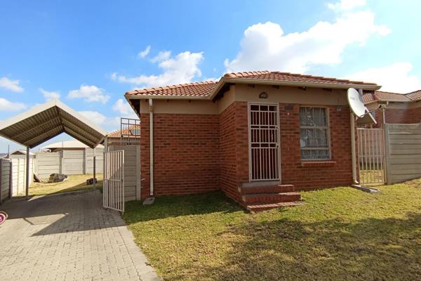 THIS  PROPERTY OFFERS

2 BED
1 BATH
KITCHEN
LOUNGE
CARPORT

Call to arrange your private viewing now!