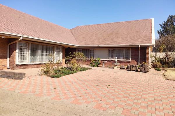 Welcome to this stunning rental property in the heart of Boksburg&#39;s Parkdene area! ...