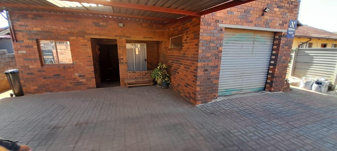 4 Bedroom House for sale in Kagiso - P24-114566212